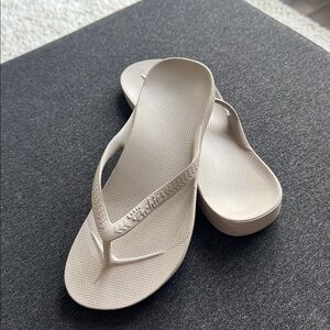 Women’s Archie’s flip flop khaki size US 8